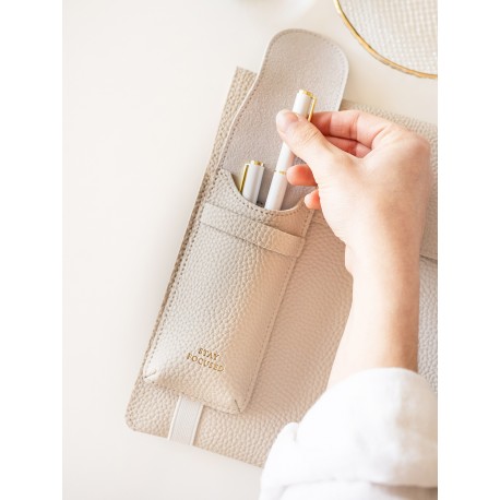 Estuche con goma "Stay Focused"